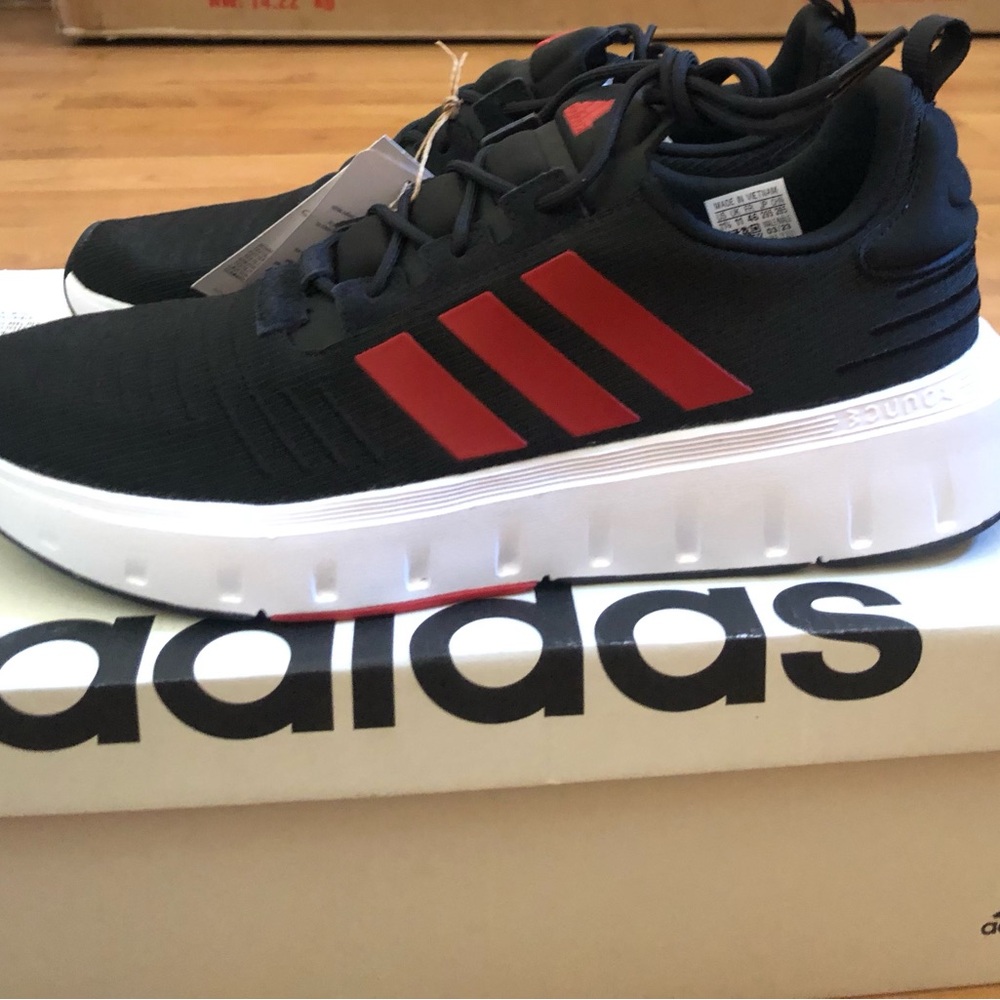 Adidas Men's Size 11 1/2 Swift Run 23 Running Sneakers Black / Red / White NWB